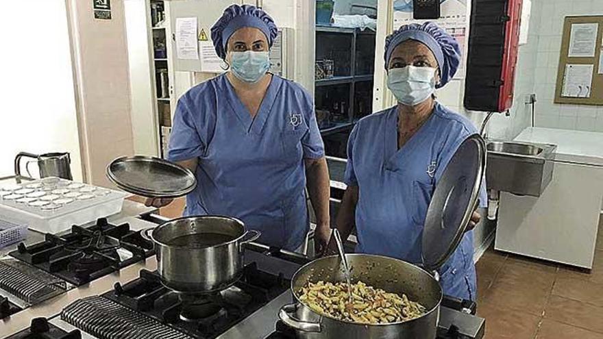 Dos cocineras del proyecto Escudella en la escoleta de Son Roca.