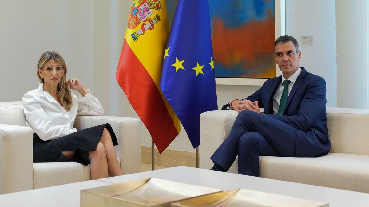 Pedro Sánchez y Yolanda Díaz  durante la reunión