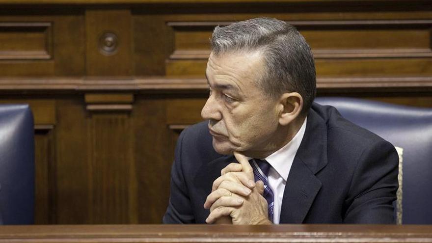 El presidente del Gobierno de Canarias, Paulino Rivero, durante el pleno del Parlamento de Canarias celebrado este miércoles en Santa Cruz de Tenerife.