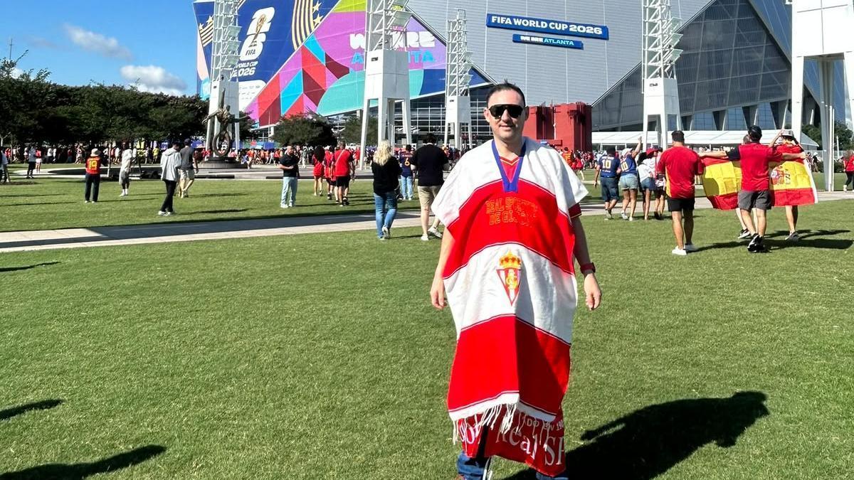 Diego Álvarez Bada, con el poncho del Sporting delante del estadio de Atlanta.