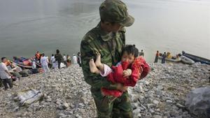 Un soldado rescata a un niño afectado por el terremoto junto a la presa de Zipingpu (2008).