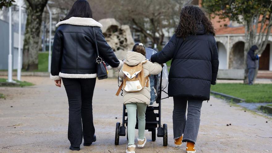 Marta, Iria y su hija pasean por el centro de Pontevedra al pequeño que la familia tiene en acogimiento temporal.