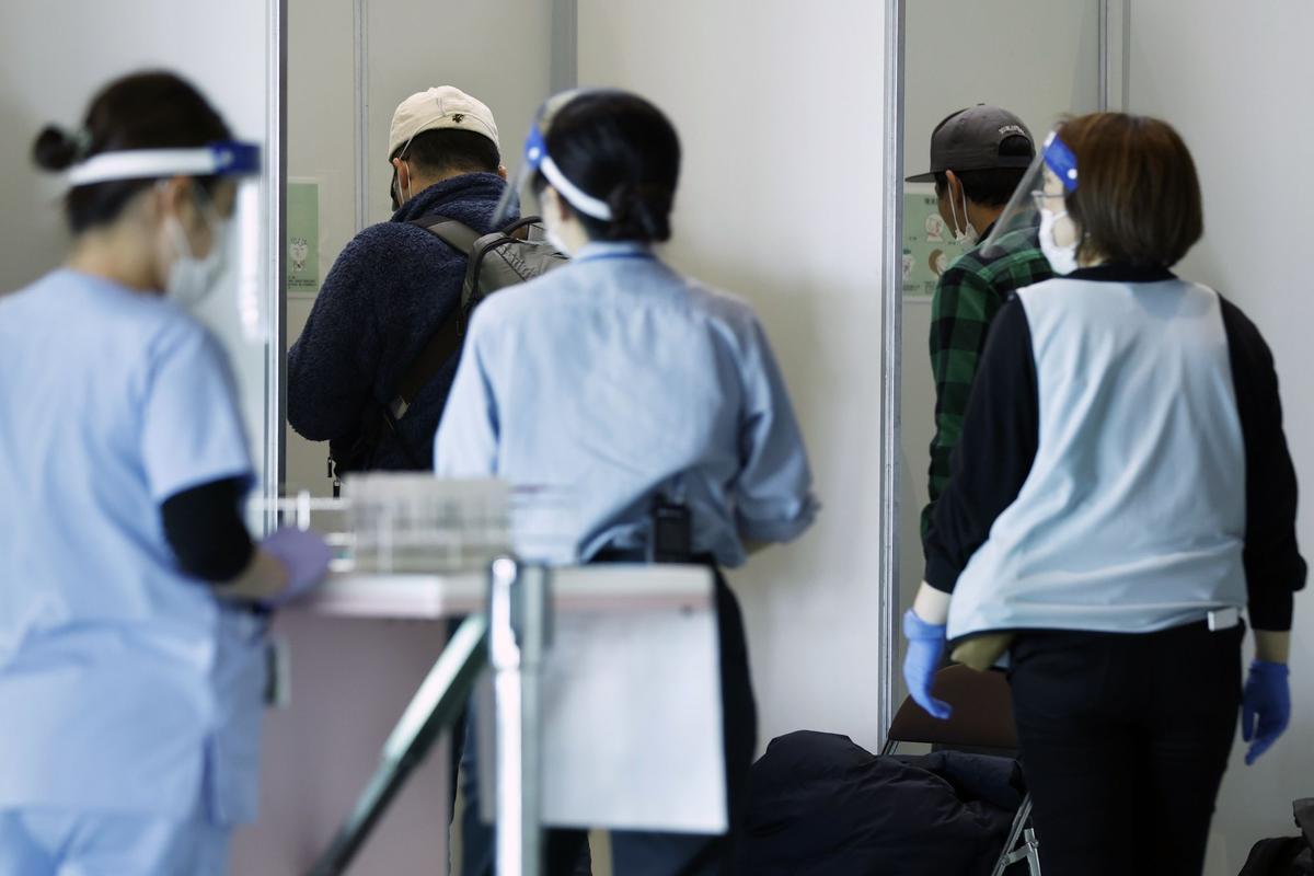 Controles y test de covid para pasajeros procedentes de China en el aeropuerto de Narita, en Japón.