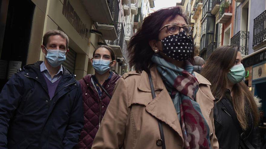 Una mujer con un mascarilla higiénica en Pamplona.