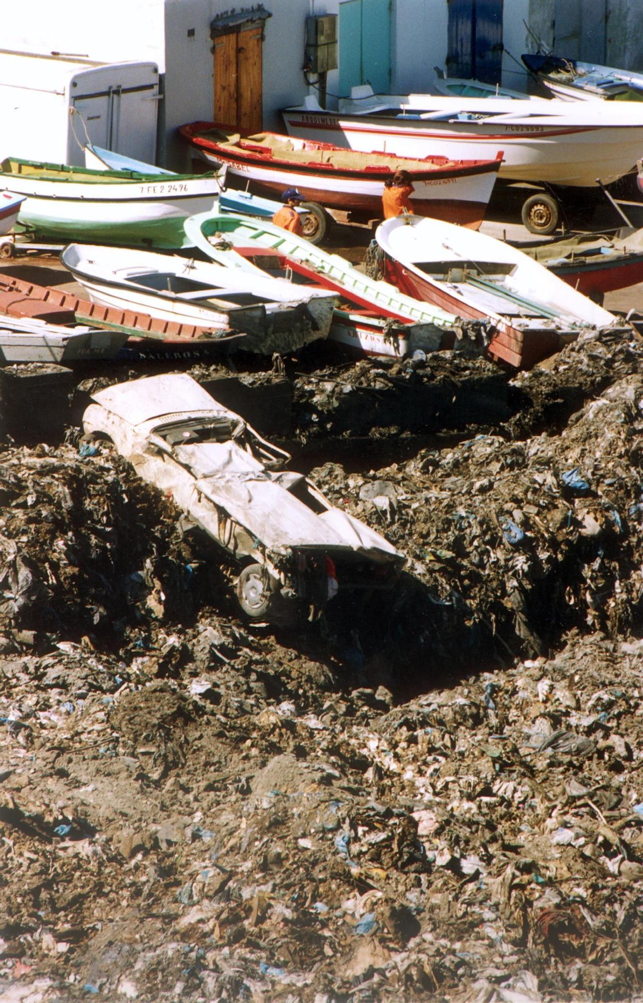 Derrumbe del vertedero de Bens en A Coruña en 1996 Víctor Echave 200.000 toneladas de basura.jpg