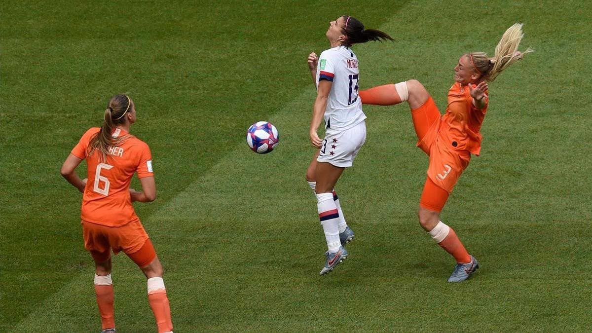 Stefanie van der Gragt golpea a Alex Morgan en su intento de despejar el balón.