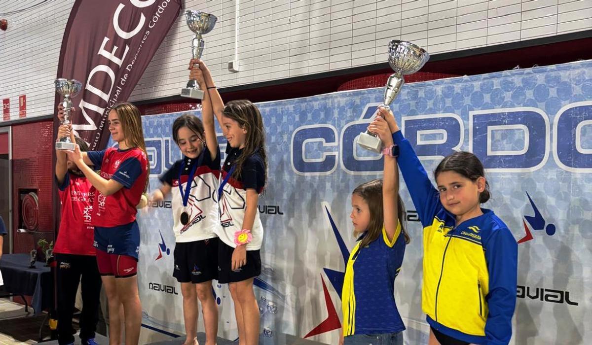 Podio femenino por clubes del Trofeo Ciudad de Córdoba.