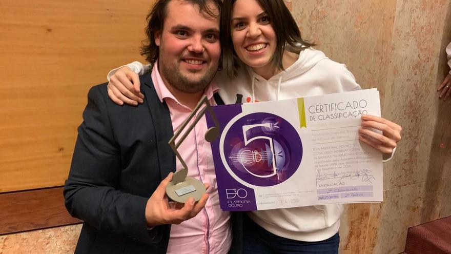 Manuel Alejandro López celebra el segundo puesto.