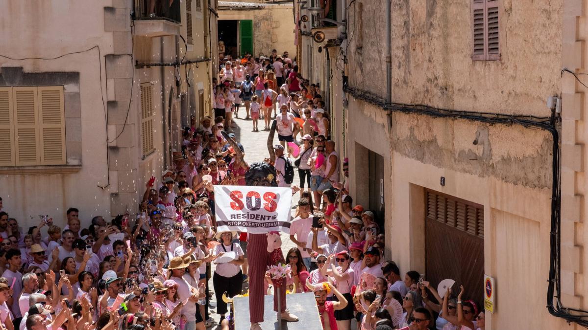 El pregón del Much de Sineu carga contra el turismo masivo: “Mallorca no es solo playa, balconing o Airbnb”
