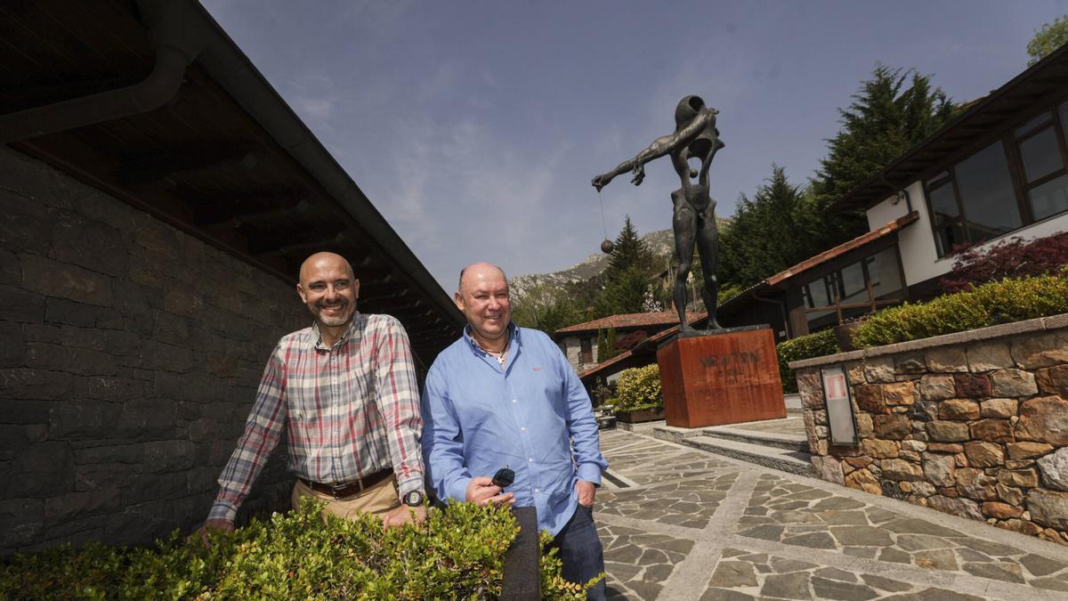 Luis Menéndez, director general del grupo Nature, a la izquierda, y el empresario Tomás Álvarez Aja, en Pueblo Astur