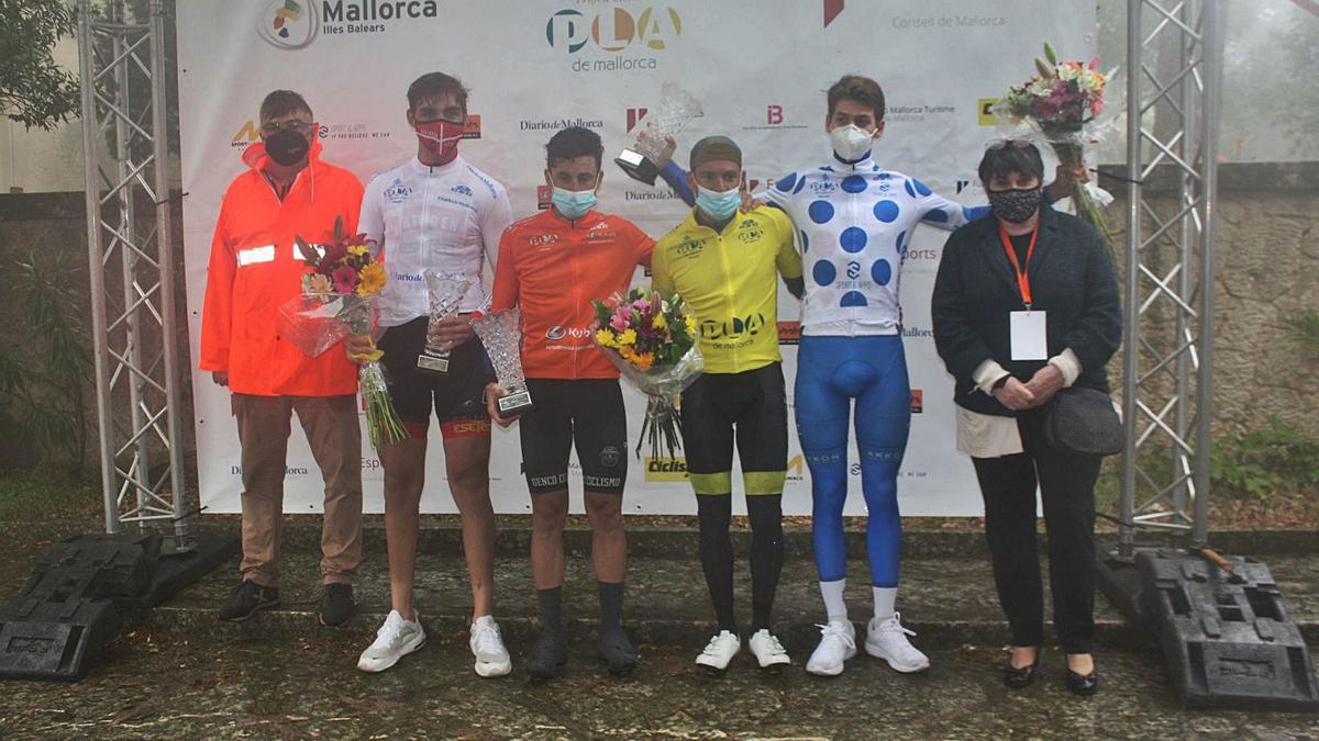 Los alcaldes de Montuïri y Algaida, dos de las localidades que han acogido la edición del Pla de Mallorca de este año, posan junto con los ganadores de los distintos maillots.