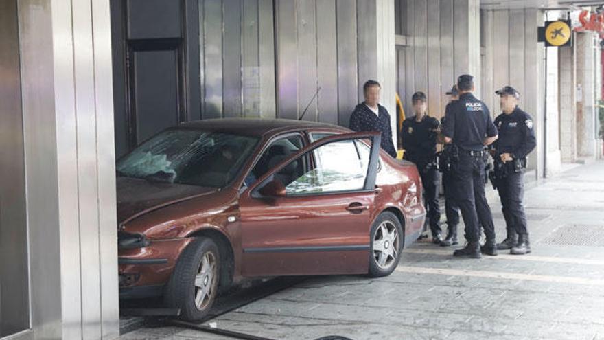Der Wagen des Typs Seat Toledo krachte gegen die Fassade der Caixa-Bank.