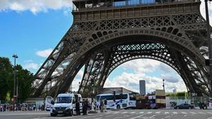 Así han evacuado la Torre Eiffel por una alerta de bomba.