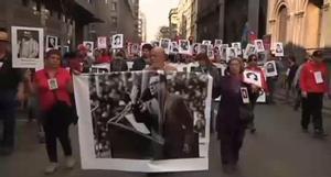 Milers de xilens es van manifestar a Santiago el dia del 40è aniversari del cop que va derrocar el Govern de Salvador Allende i va marcar l’inici de la dictadura d’Augusto Pinochet. Els carrers de Santiago es van inundar de centenars de fotos de desapareguts durant la dictadura.