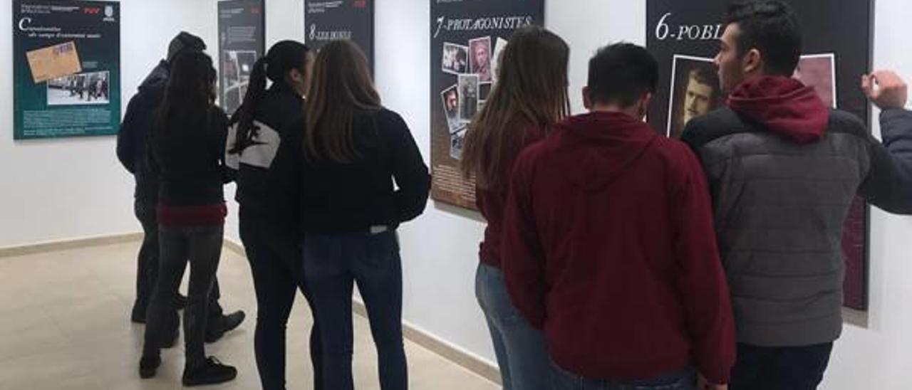 Un grup d&#039;escolars durant una xarrada a l&#039;exposició.