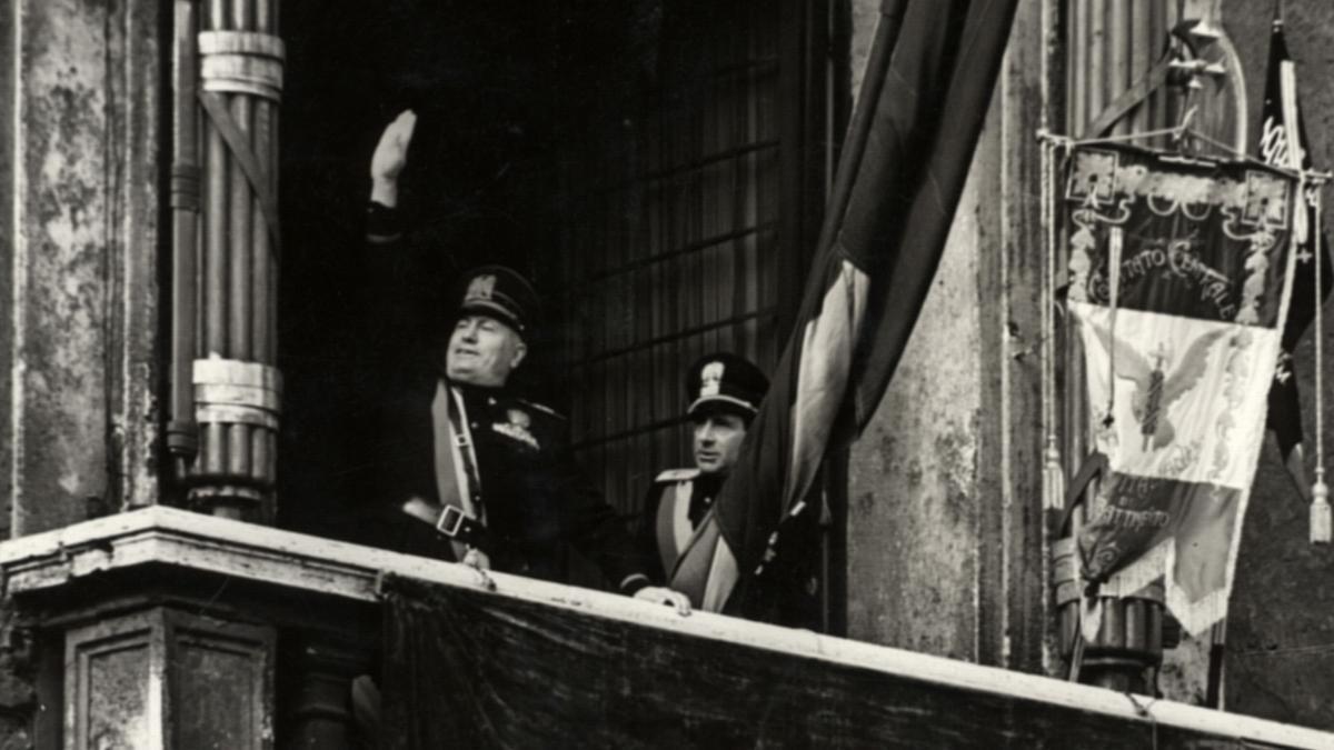 El dictador Benito Mussolini en el balcón del palacio Venecia de Roma.