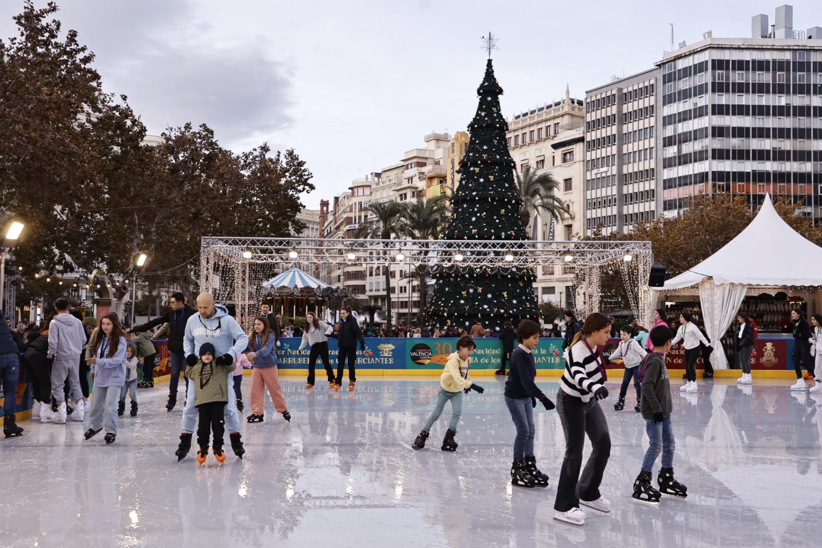 Así luce la pista de hielo de la plaza del Ayuntamiento de València