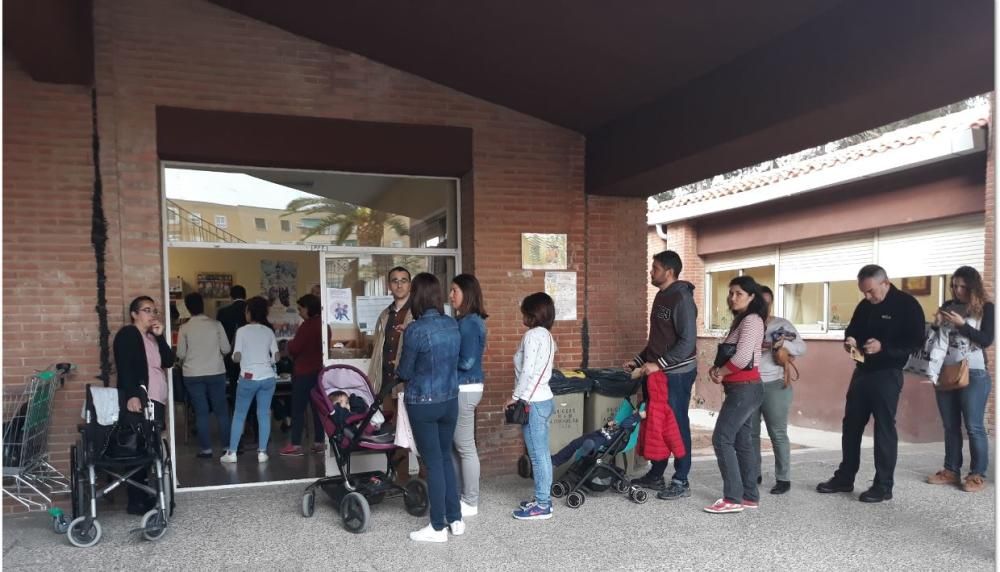 Padres y madres votan en el CEIP Ramón Laporta