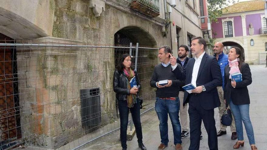 Moreira y parte de la candidatura observan el estado del Pazo Mariño de Lobeira, en César Boente. // R. V.