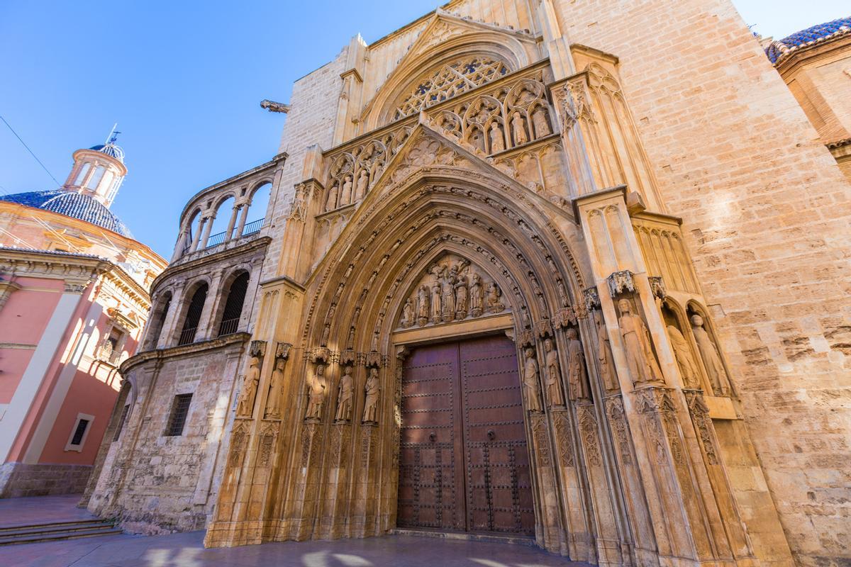 Se reúne públicamente cada jueves ante la Puerta de los Apóstoles de la catedral de Valencia