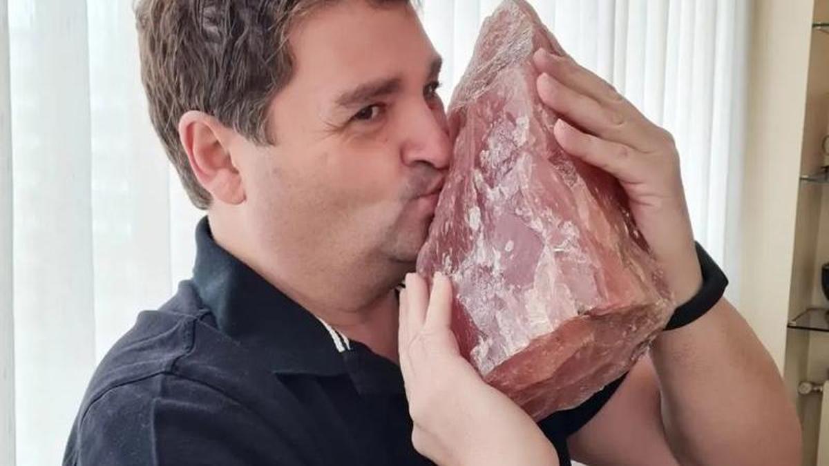 Jesús Balmaseda, con cuarzo rosa extraído del yacimiento de Oliva de Plasencia.