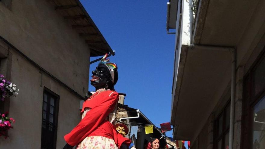 Los gigantes y cabezudos por las calles de Puebla