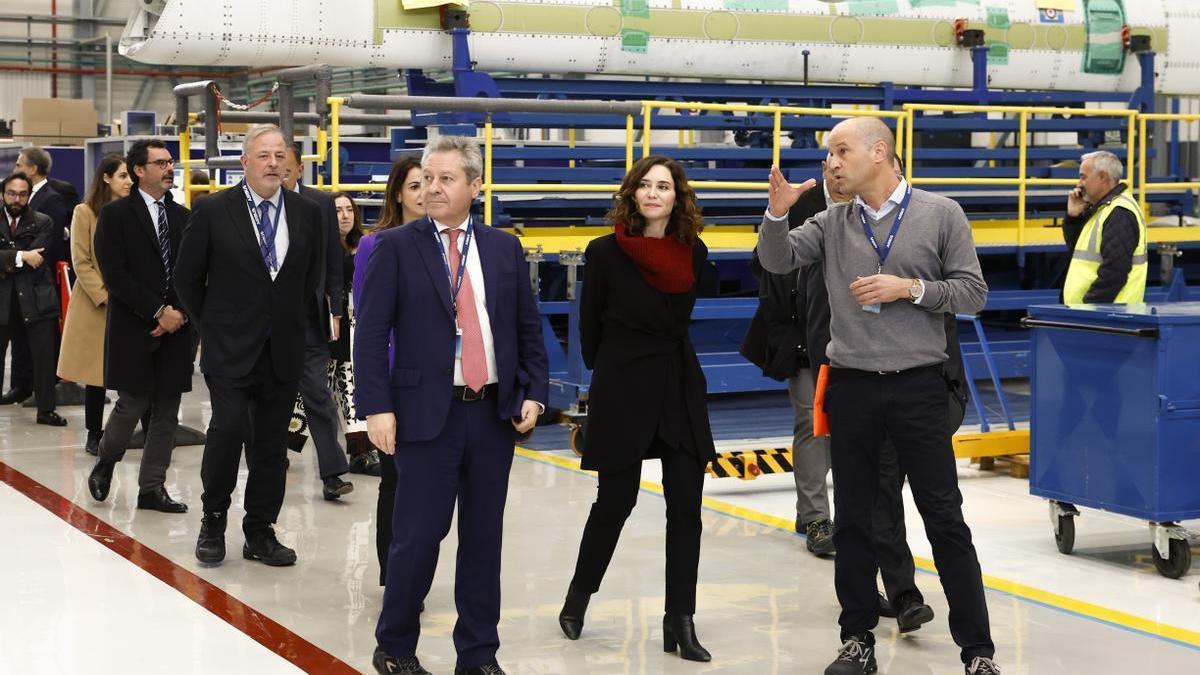 Isabel Díaz Ayuso durante una visita a las instalaciones de Airbus en Getafe.