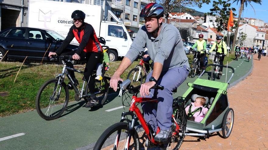 Participantes en la primera ruta a pie y en bicicleta entre Moaña y Cangas por el Camiño Real, en 2011. // G.N.