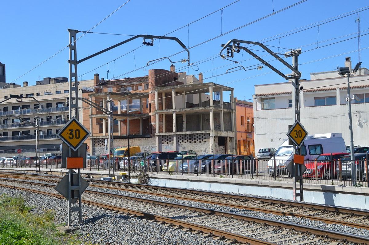 Edificis inacabats a la vora de la línia de tren dins de Figueres.