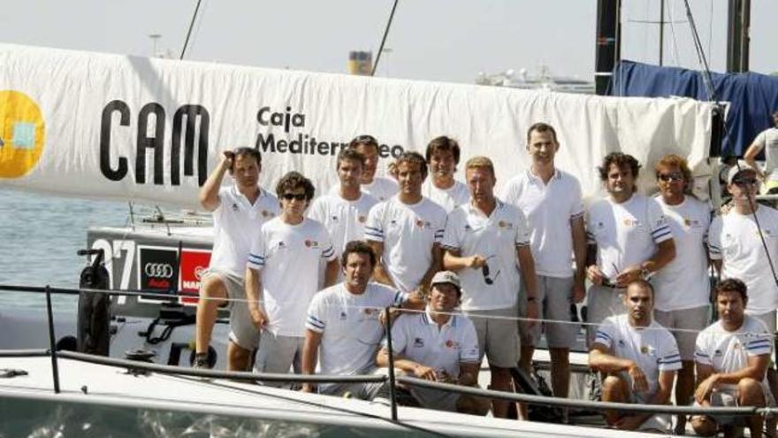 El príncipe Felipe rodeado de la tripulación del barco CAM, en el año 2009.