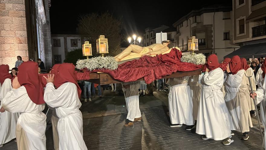 La procesión de La Soledad brilló en la noche de Viernes Santo en Cangas de Onís