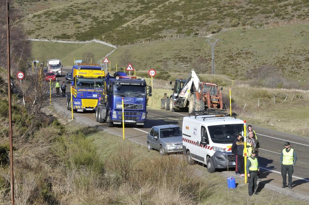 El vuelco de un camión obliga a cortar la carretera de Pajares