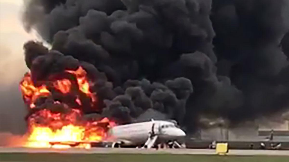 Imágenes del aterrizaje del avión incendiado en un aeropuerto de Moscú