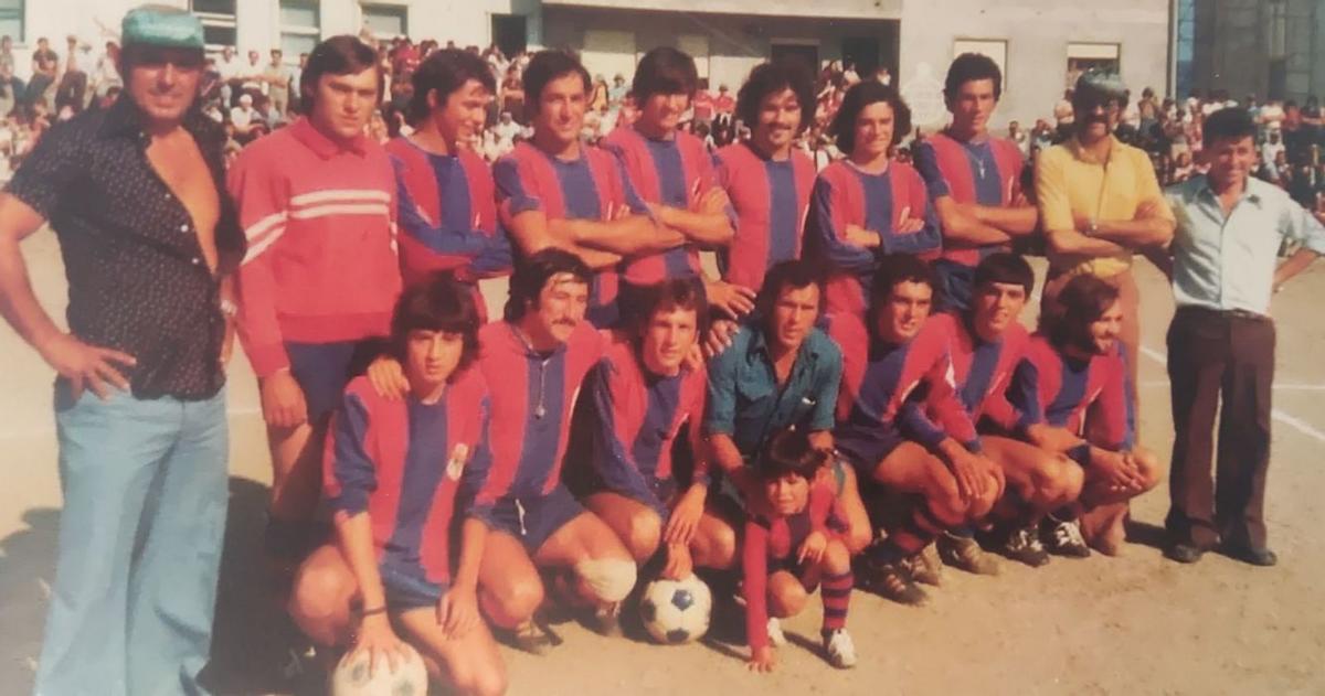 A quinta de José Luis Vara, ano 1974. O histórico xogador, segundo pola dereita na fila dos axeonllados