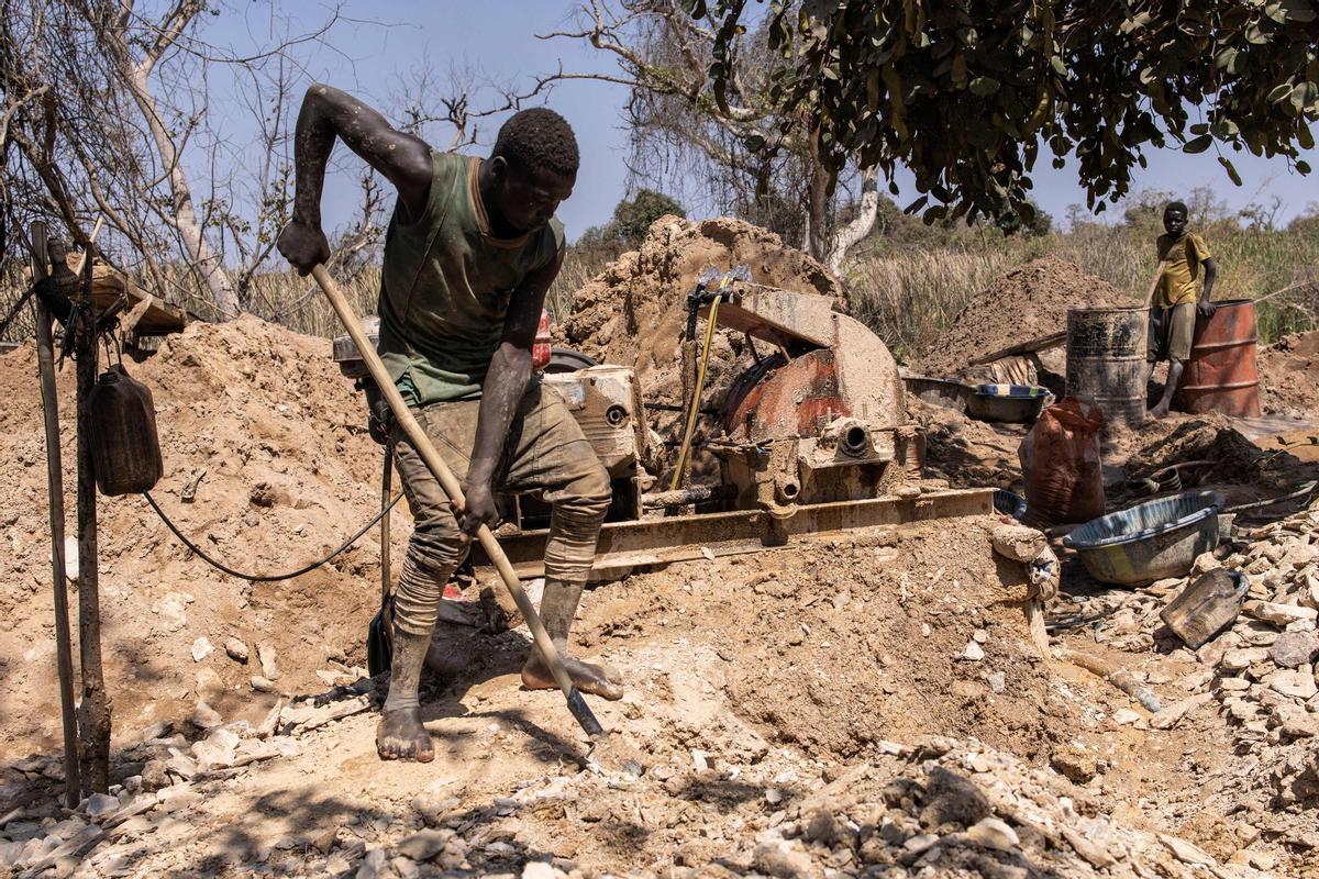 La minería artesanal de oro en Senegal. Karakaene y Bantakokouta son sitios de extracción de oro en el sureste de Senegal