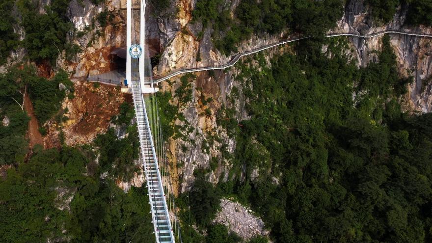 Así es el Dragón Blanco, el puente de cristal más largo del mundo