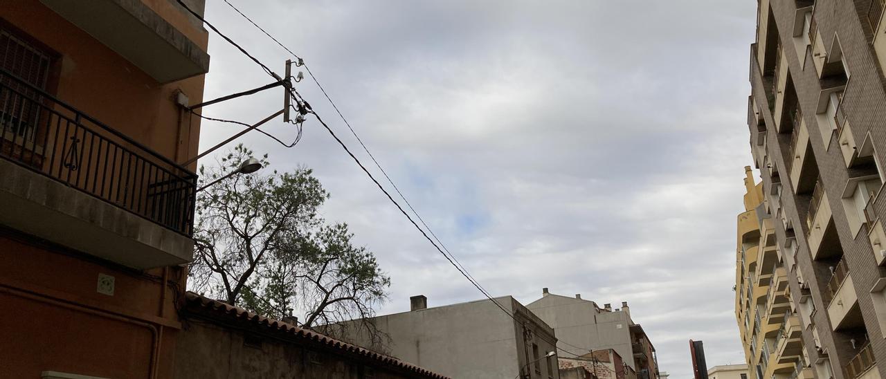 Cablejat aeri al carrer Pere III de Figueres