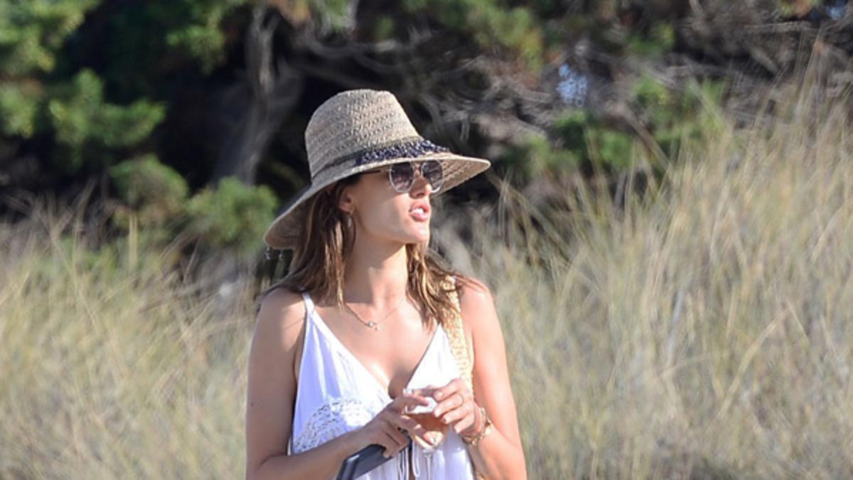 Alessandra Ambrosio de vacaciones en la playa