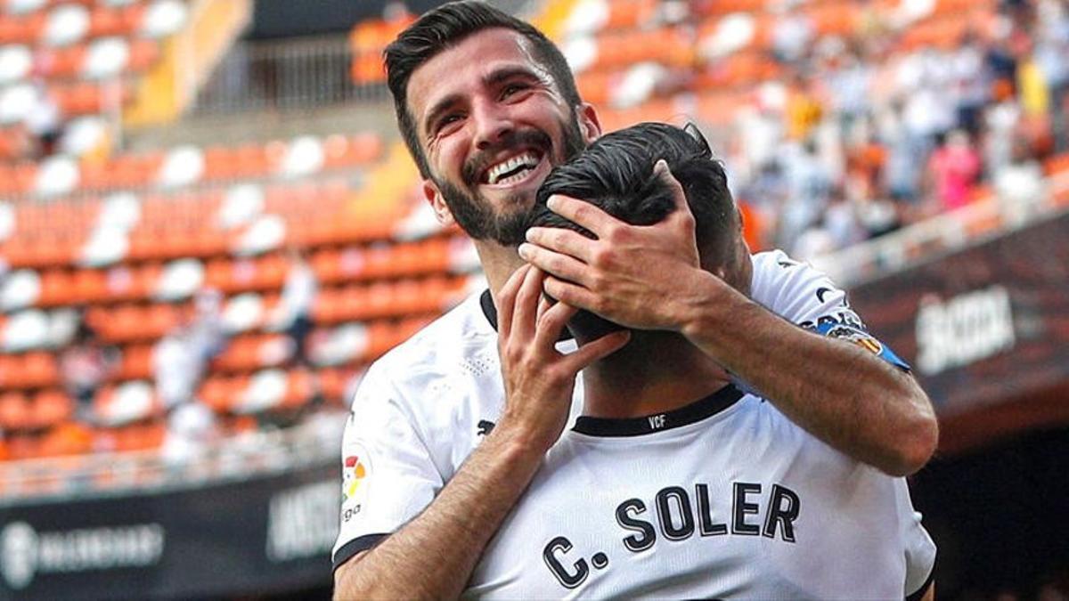 Gayà y Soler celebrando un gol