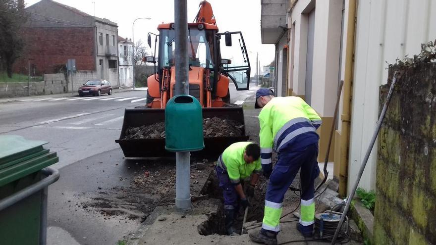 Operarios municipales, esta mañana, trabajando en la detección de la rotura de la traída de Fernando Conde. // S.P.