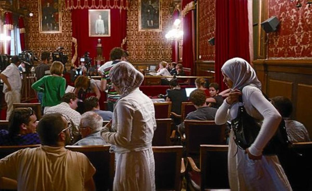 Dues estudiants musulmanes de l’IES Pons d’Icart, ahir, al saló de plens de l’Ajuntament de Tarragona, on es va acordar el veto del burca.
