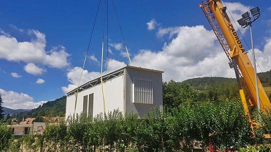 Un dels mòduls poc abans de ser assentat a la pista de bàsquet de l&#039;institut Vila Riera.