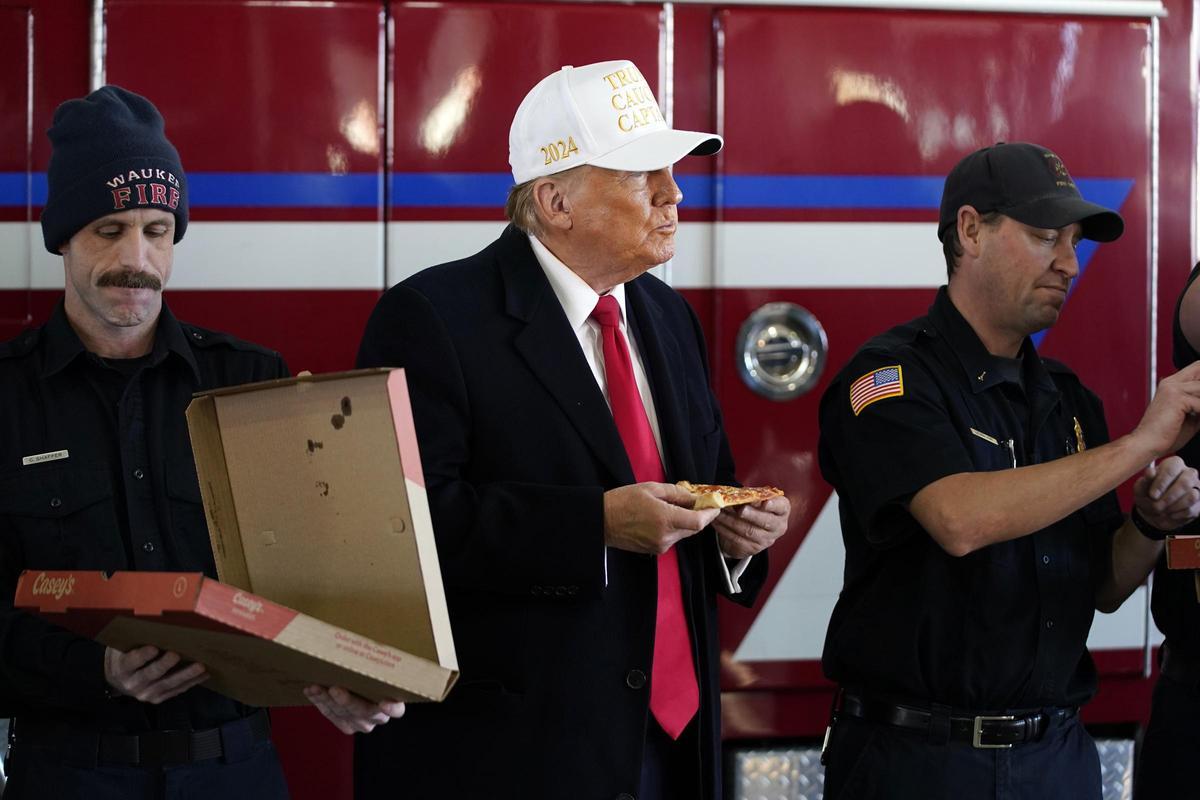 Donald Trump visita a los bomberos de Waukee, Iowa, y se toma una pizza con ellos