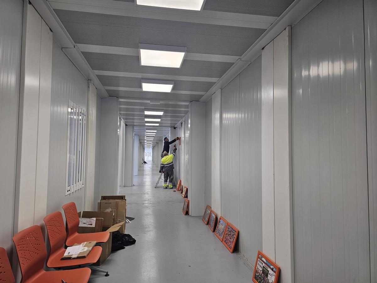 Los trabajos de colocar el mobiliario y que las aulas estén listas para el 7 de enero