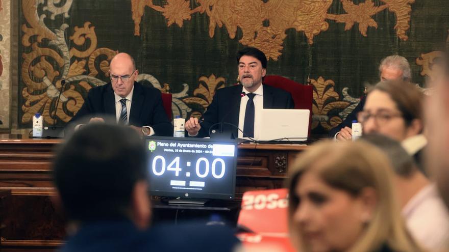 Barcala aprueba los presupuestos de Alicante tras un año prorrogados a cambio de una veintena de cesiones a Vox