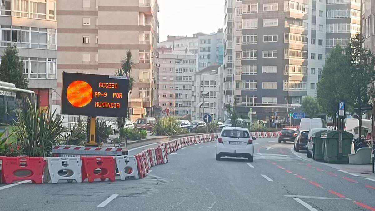 Acceso cortado a la calle Numancia desde Travesía de Vigo.