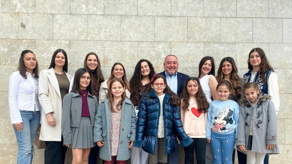 El alcalde de Sant Joan de Moró, junto a las reinas de las fiestas para 2026-2027 y sus respectivas cortes de honor.