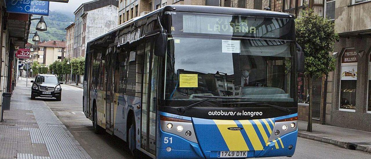 Un autobús urbano circulando por Pola de Laviana.