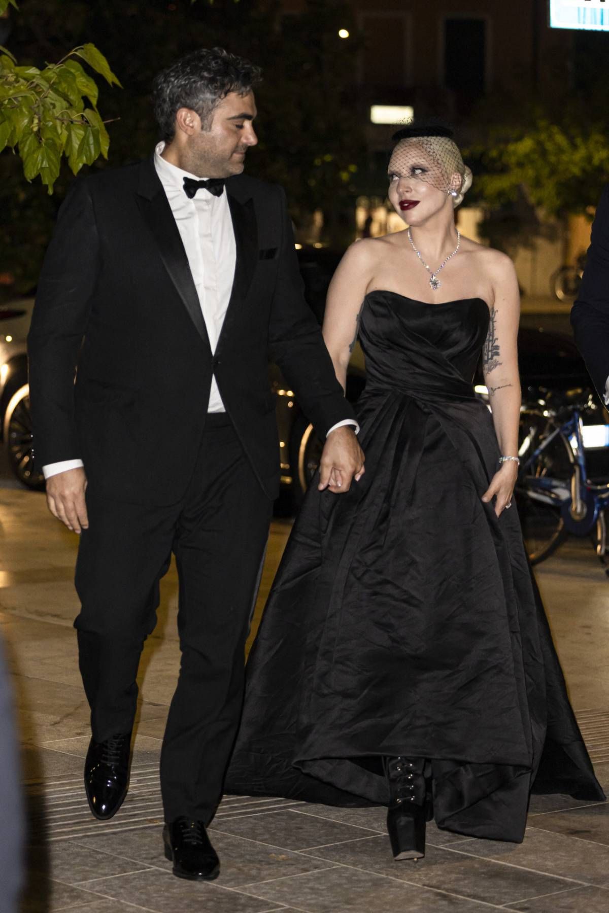 Lady Gaga, con look de Dior, junto a su prometido tras el estreno de su nueva película en el Festival de Venecia 2024