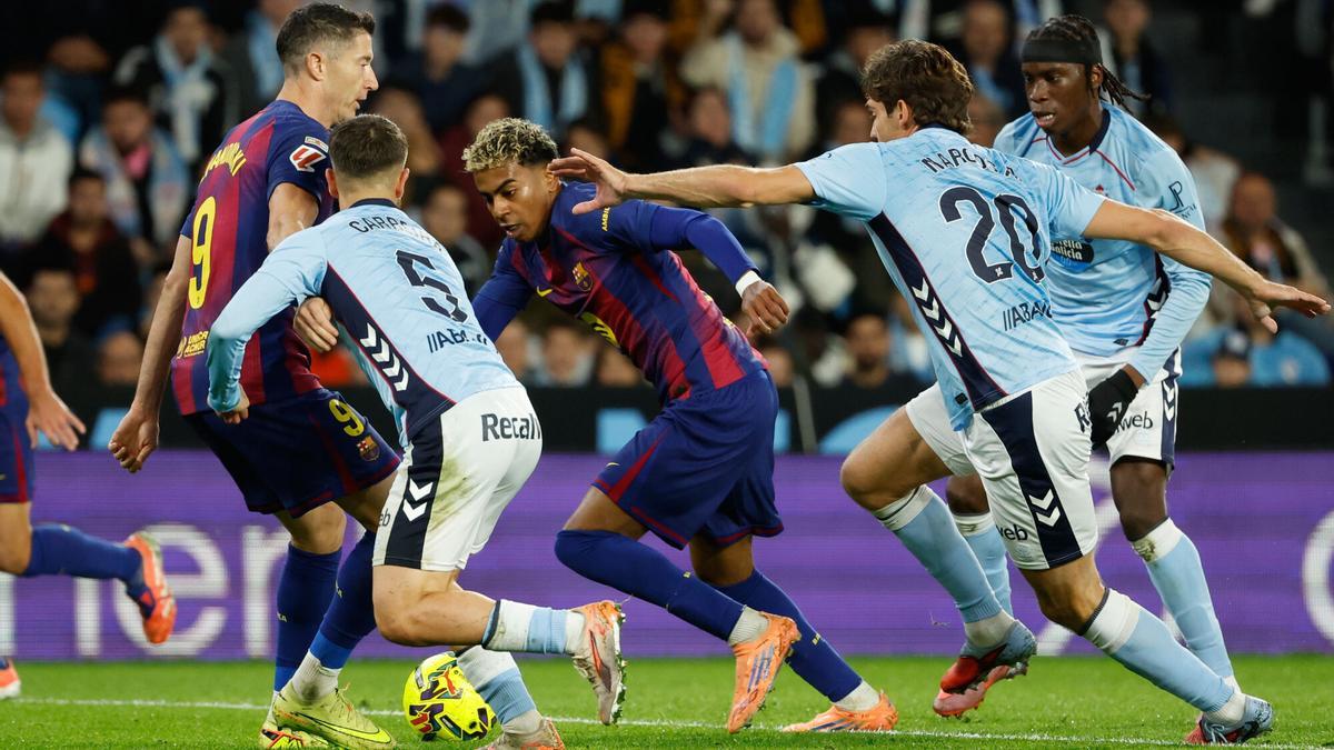 Lamine Yamal, rodeado, intenta escaparse de Marcos Alonso.